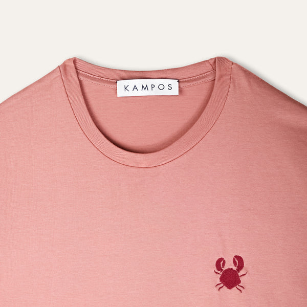 Close-up of the burgundy crab motif on the KAMPOS dusty rose T-shirt