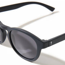 Laden Sie das Bild in den Galerie-Viewer, Sunglasses Round Blue - Sunglasses_Man - KAMPOS
